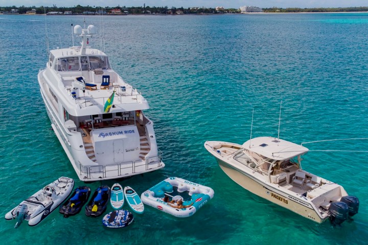 102' Hatteras - Yacht Rental in Nassau, Bahamas
