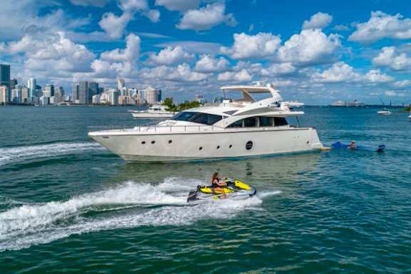 75' Aicon - Yacht Rental in Miami Beach, Florida