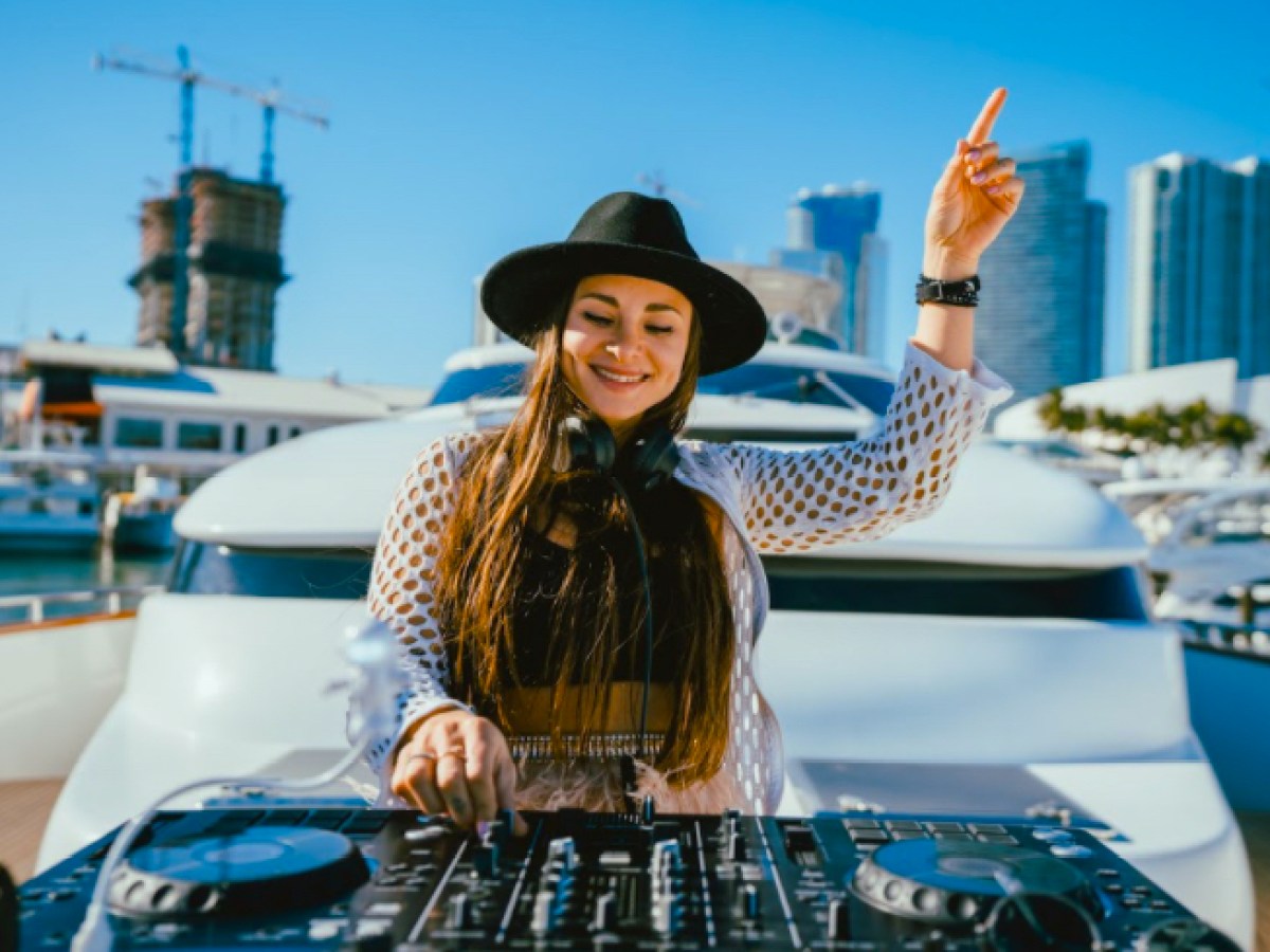 Disc Jockey - Crew for Hire