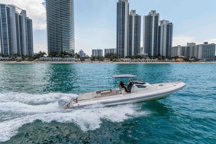 44′ Capelli luxury boat rental Miami – exterior view