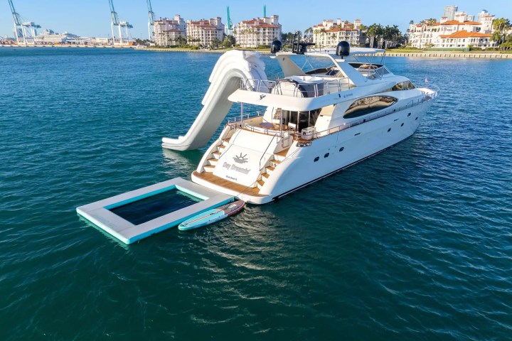 90' Azimut - Yacht Rental in Miami Beach, Florida