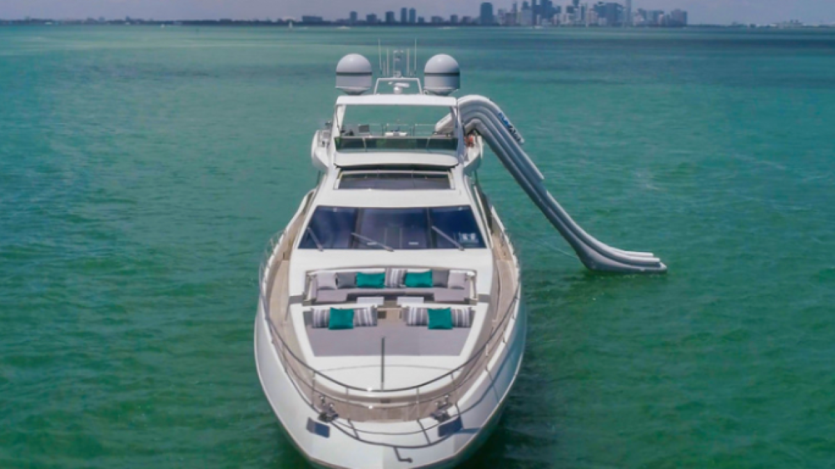 Hull profile in Miami waters on 103′ Azimut Miami