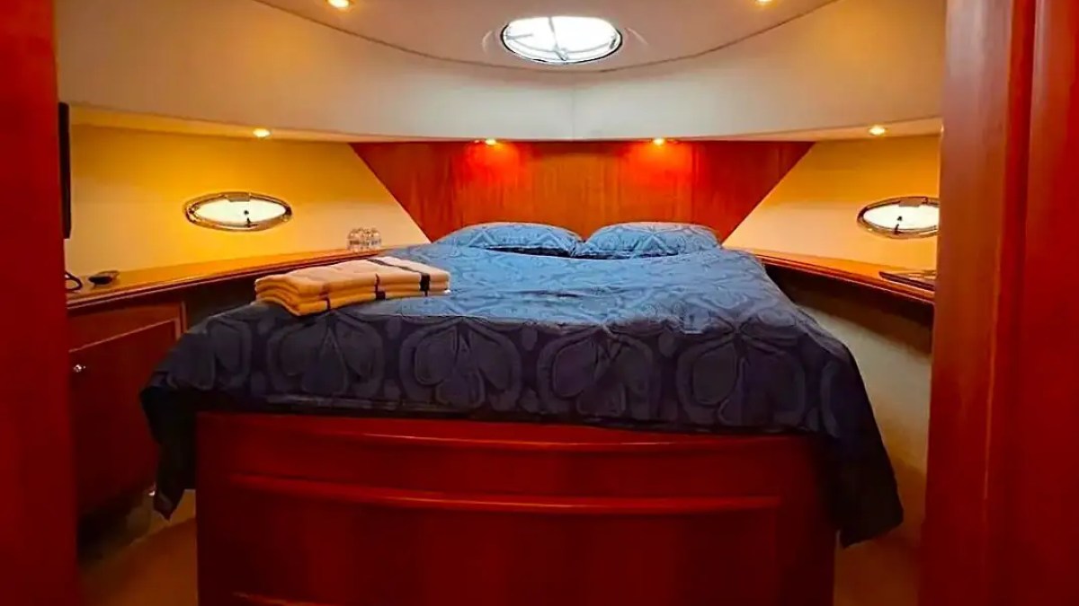 46′ Silverton boat cabin bedding detail