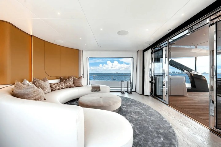 118' Azimut - Yacht Rental in Miami, Florida