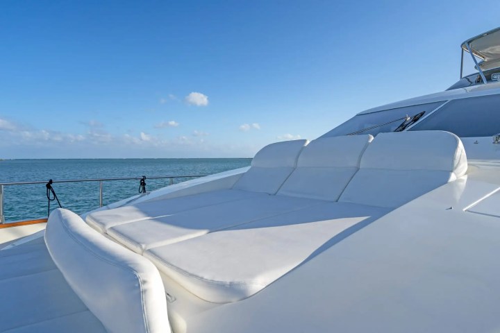 90' Azimut - Yacht Rental in Miami Beach, Florida