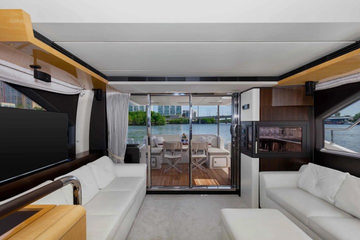 68′ Azimut water‑toy deck Aventura