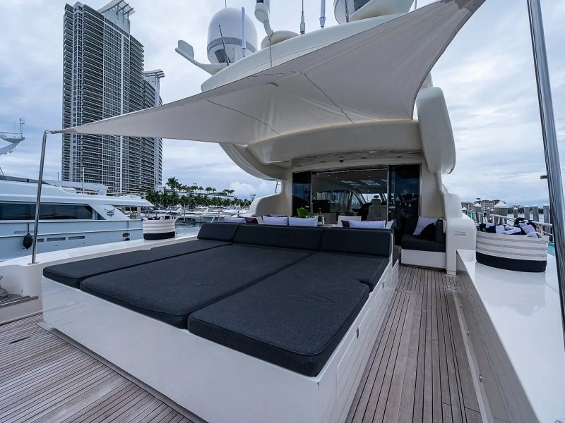 Aft sun lounge on 101′ Leopard Miami