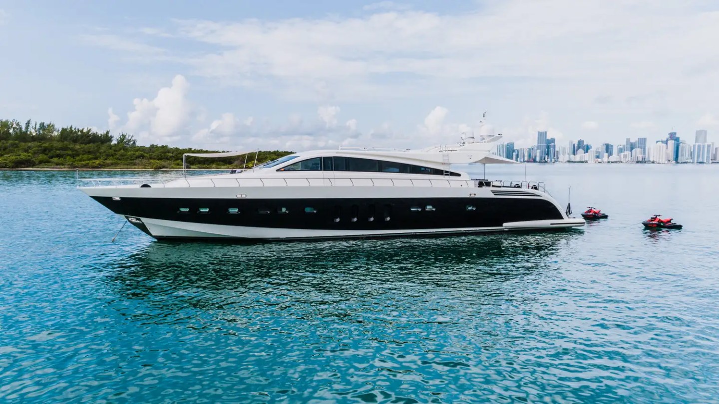 Drone skyline reveal of 101′ Leopard Miami