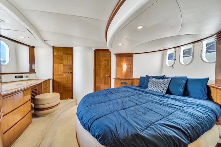 70′ Azimut side‑profile cruising Miami – image 10