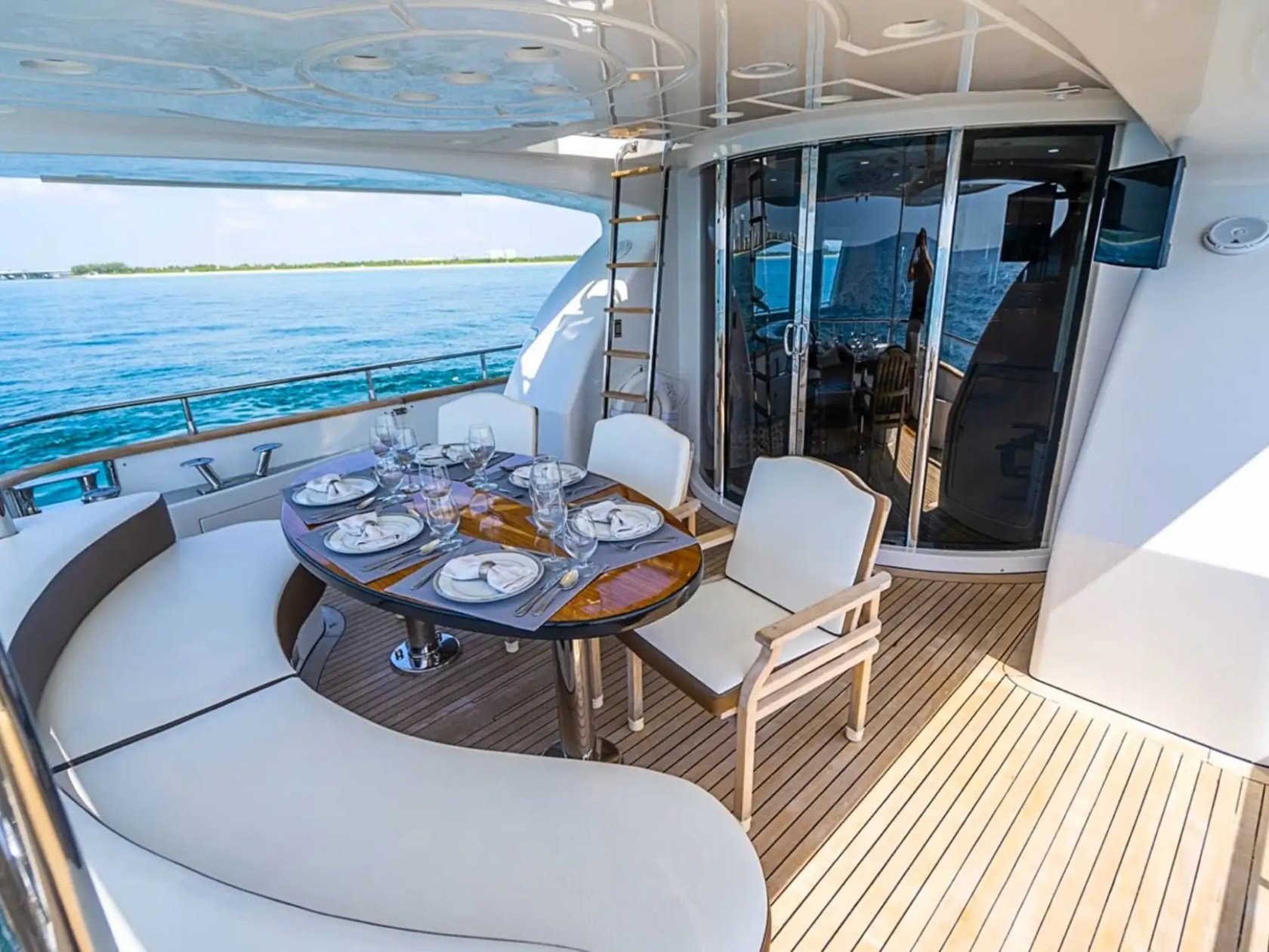 85′ Azimut flybridge lounge Miami – image 05