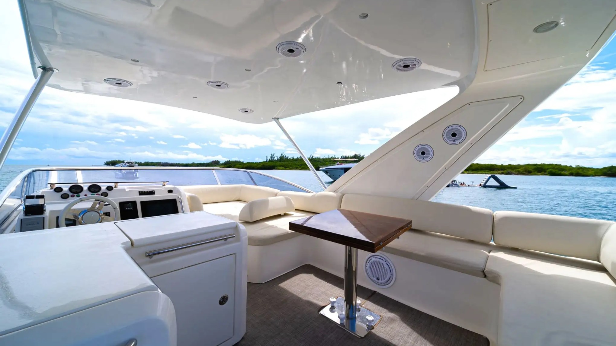 62′ Azimut yacht flybridge table and seating