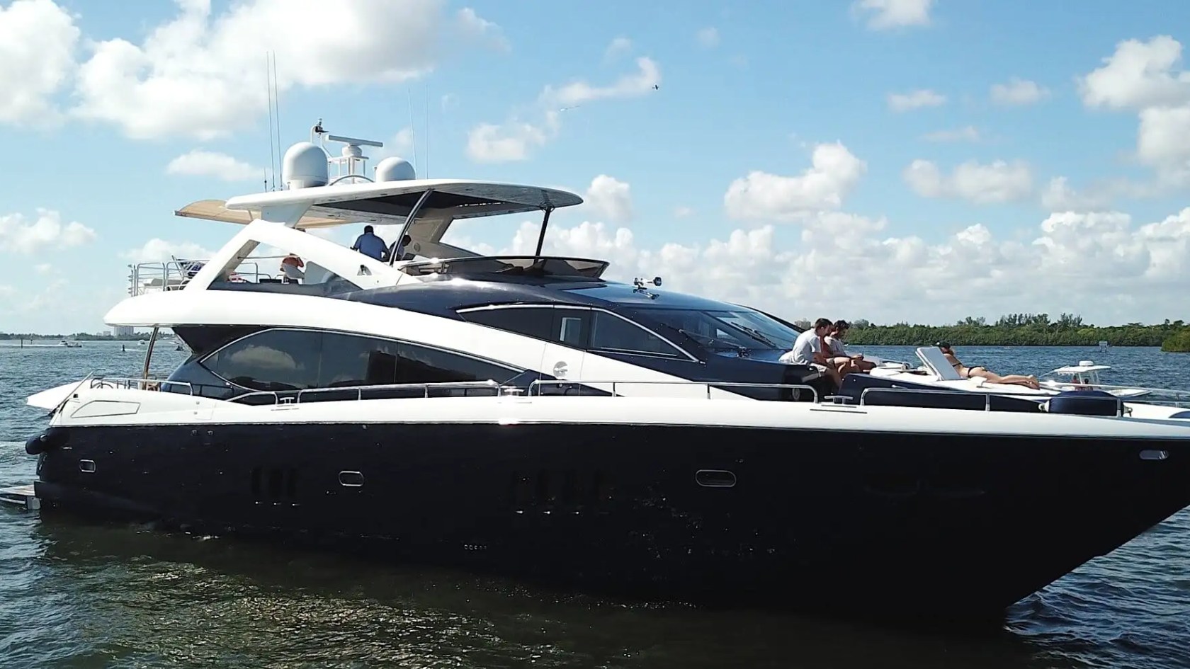 90' SunSeeker - Yacht Rental in Miami Beach, Florida
