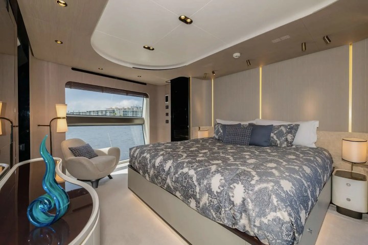 88′ Azimut master suite Nassau