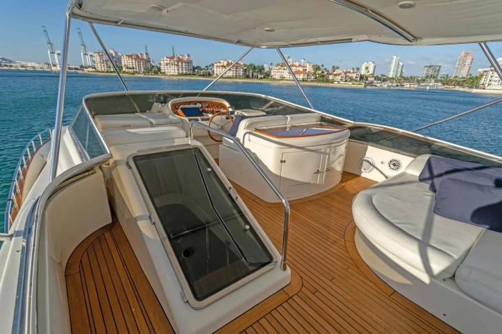 90' Azimut - Yacht Rental in Miami Beach, Florida