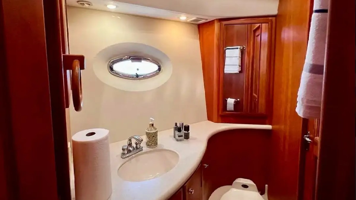 46′ Silverton boat interior bathroom fixtures