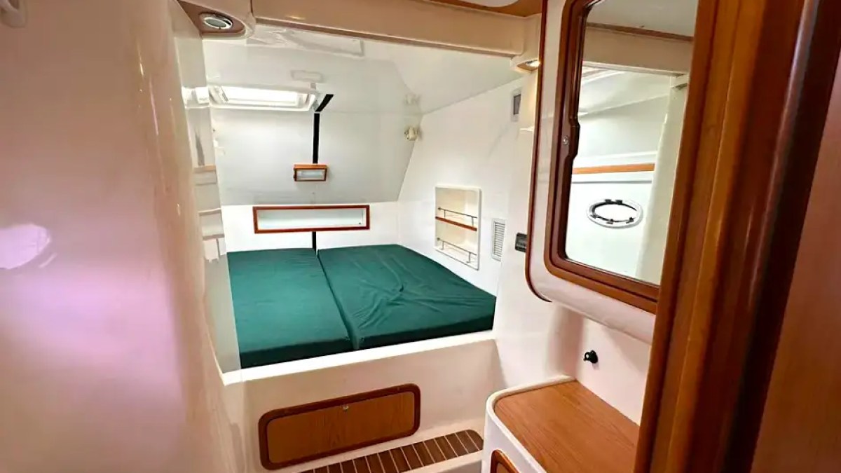 VIP stateroom on 52′ Africat Miami