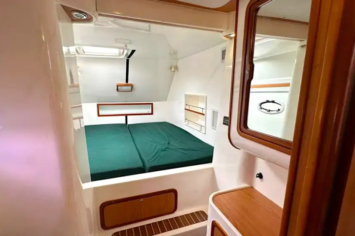 VIP stateroom on 52′ Africat Miami