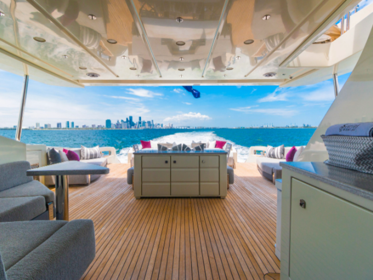 103' Azimut - Yacht Rental in Miami, Florida