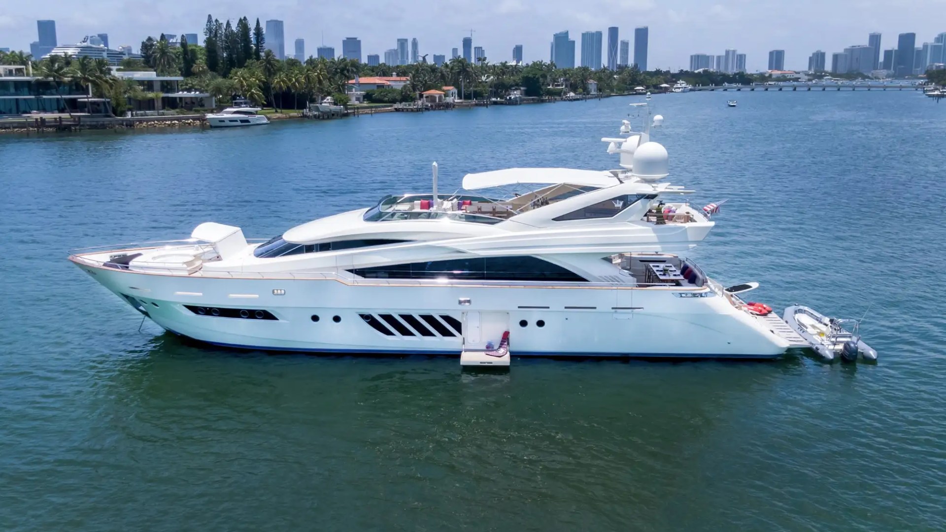 100' Dominator - Yacht Rental in Miami Beach, Florida