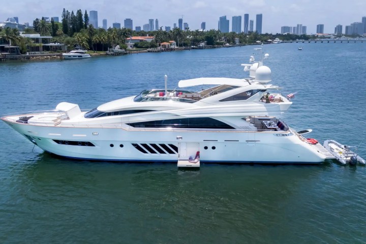 100' Dominator - Yacht Rental in Miami Beach, Florida