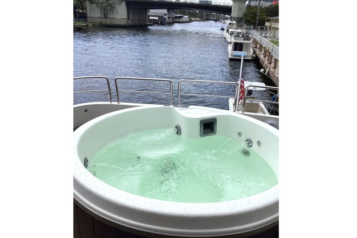 100' Azimut - Yacht Rental in Miami, Florida