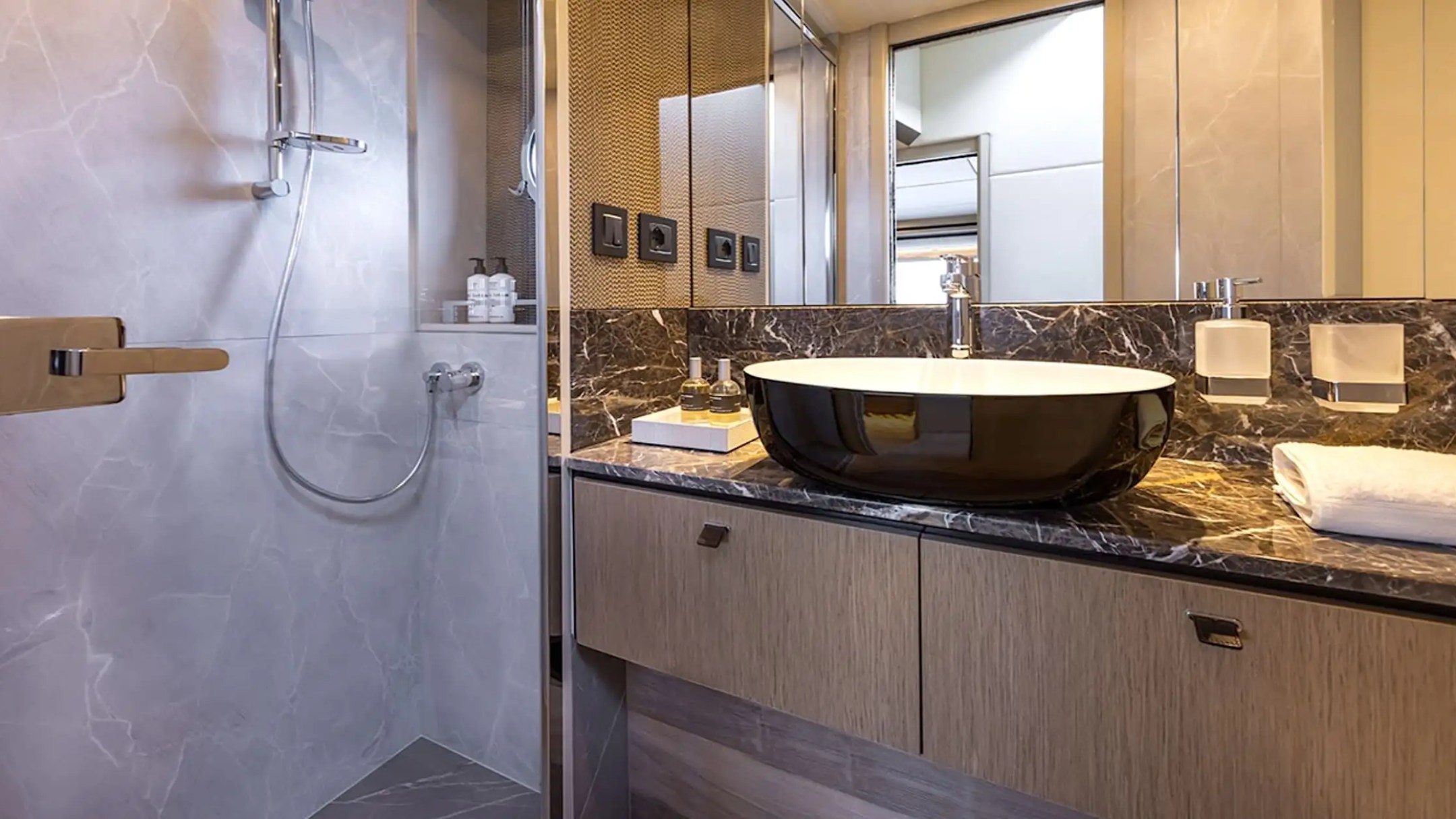 60' Absolute - Yacht Rental in Palm Beach, Florida