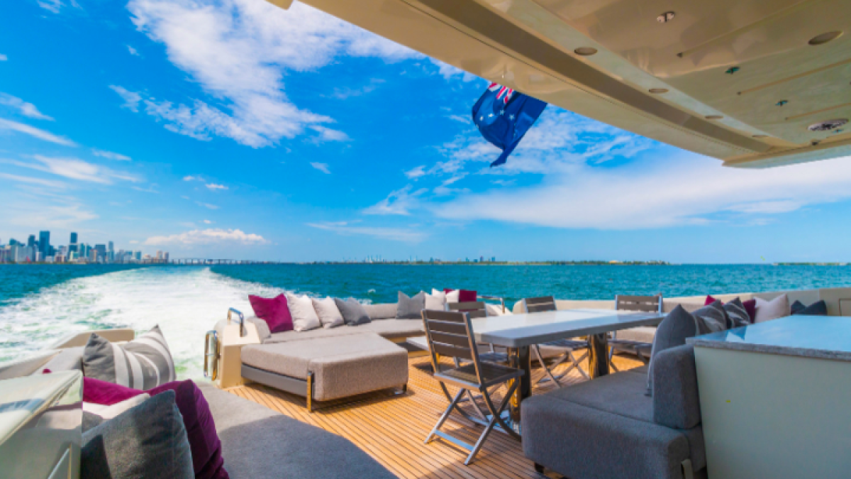 Underway cruising profile of 103′ Azimut Miami