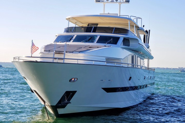 110' Horizon - Yacht Rental in Miami Beach, Florida