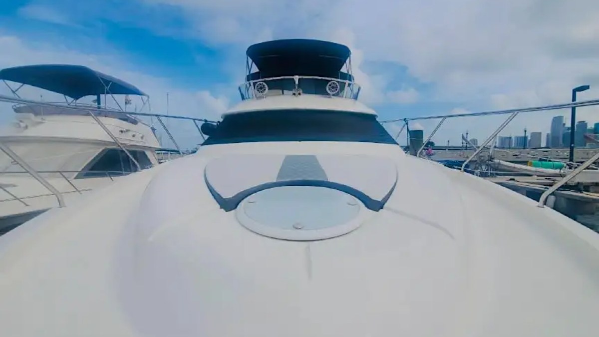 46′ Silverton boat bow sunpad lounging