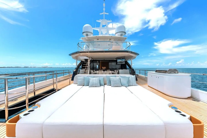 118' Azimut - Yacht Rental in Miami, Florida