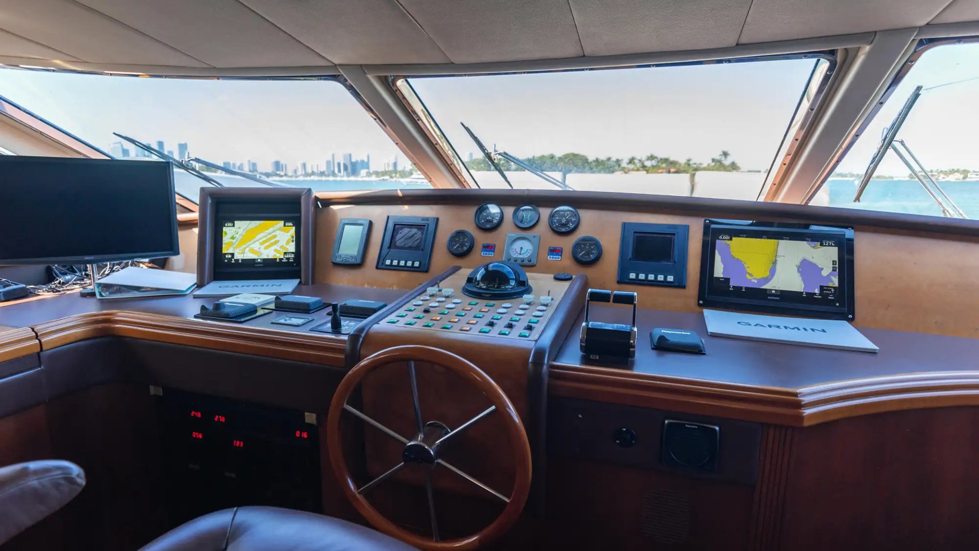 Lower helm on 100′ Azimut Miami