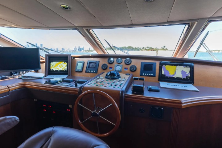 100' Azimut - Yacht Rental in Miami, Florida