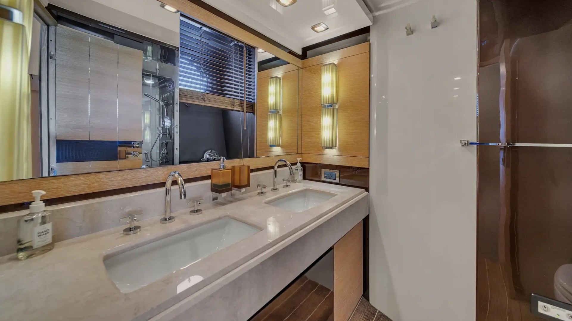 70′ Azimut side‑profile cruising Aventura