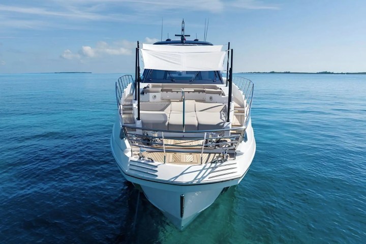 88′ Azimut guests lounging Miami – image 09