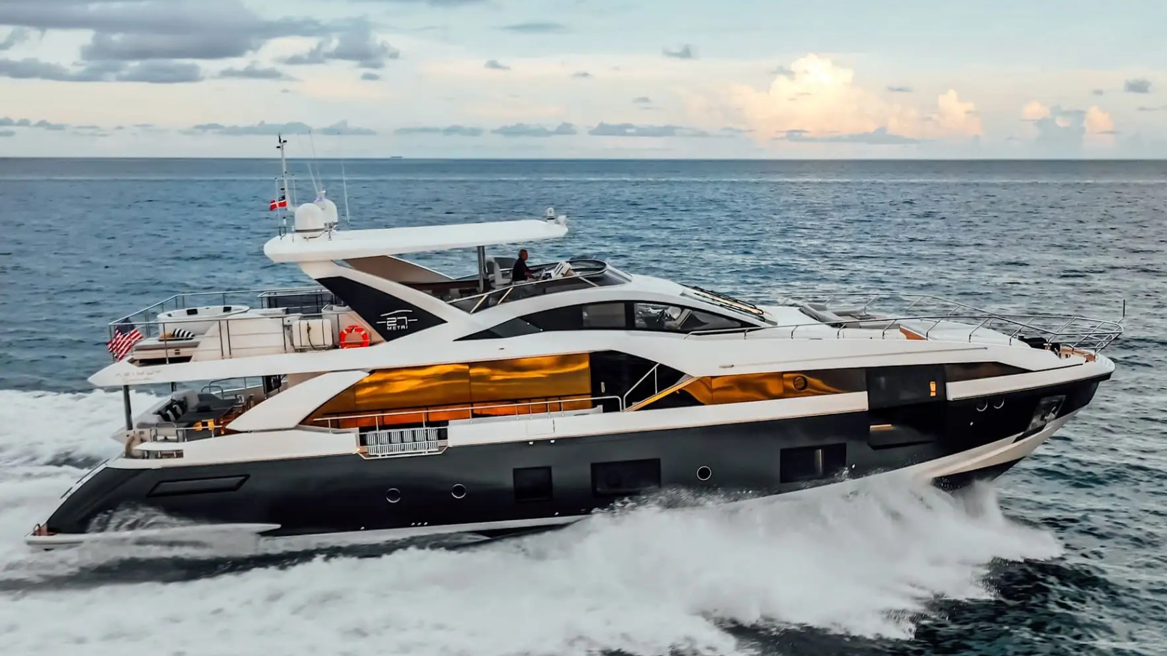 88′ Azimut entertainment salon Nassau