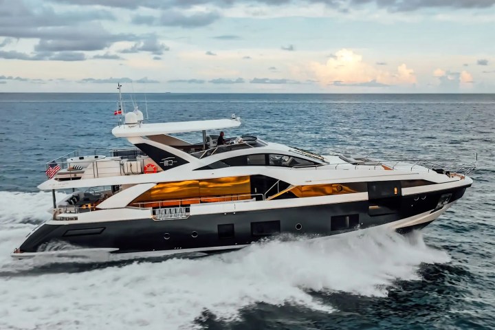 88′ Azimut entertainment salon Nassau