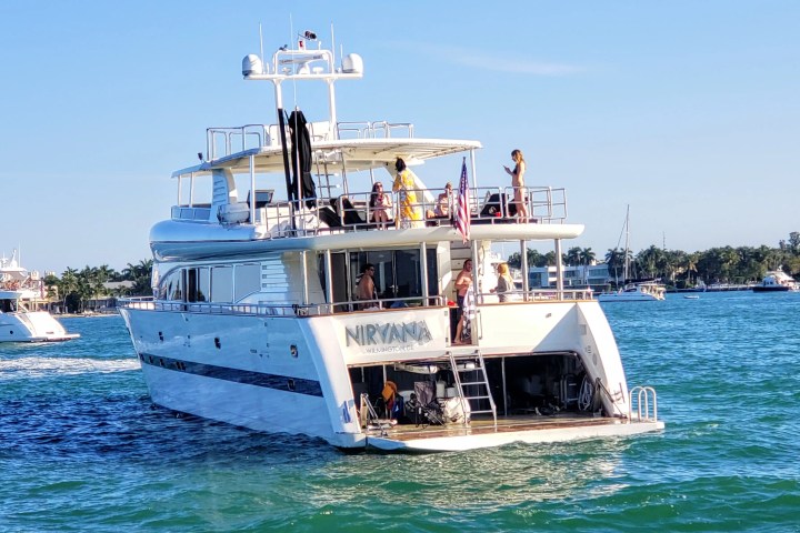 110' Horizon - Yacht Rental in Miami Beach, Florida