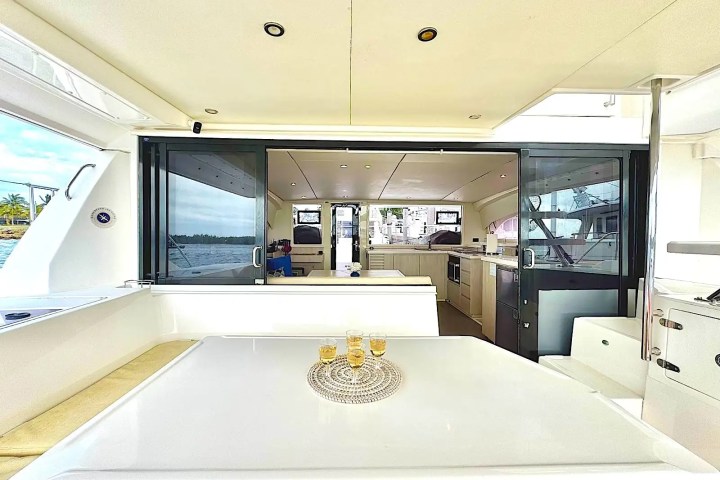 Interior dining area with panoramic water views aboard 43′ Leopard