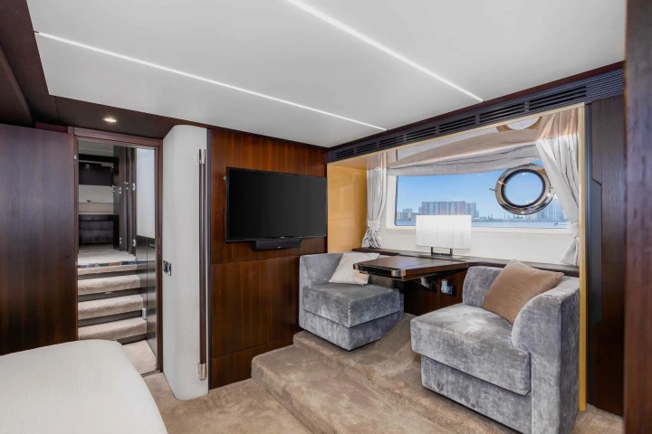 68′ Azimut side‑profile cruising Aventura