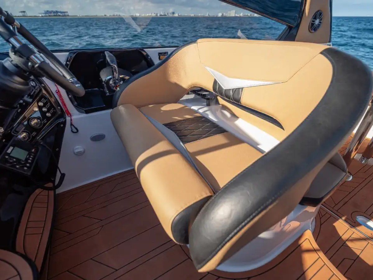 33' Hanover - Boat Rental in Palm Beach, Florida