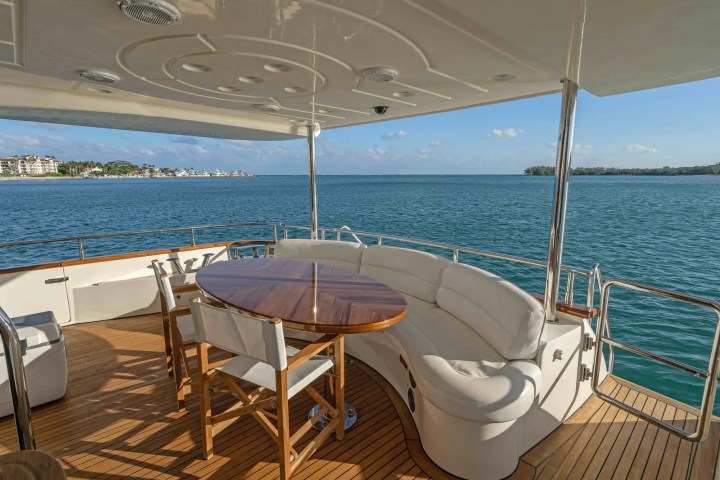 90' Azimut - Yacht Rental in Miami Beach, Florida