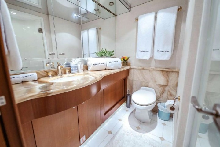 102′ Hatteras master suite Nassau