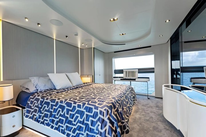 88′ Azimut side-profile cruising Miami – image 10