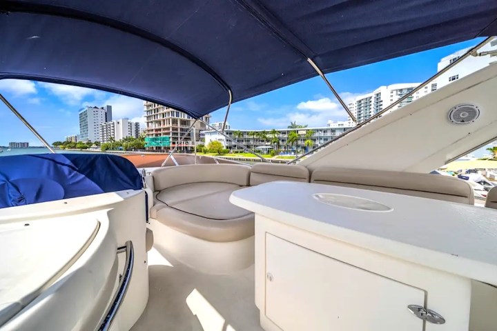 70′ Azimut lounge deck area Miami – image 13