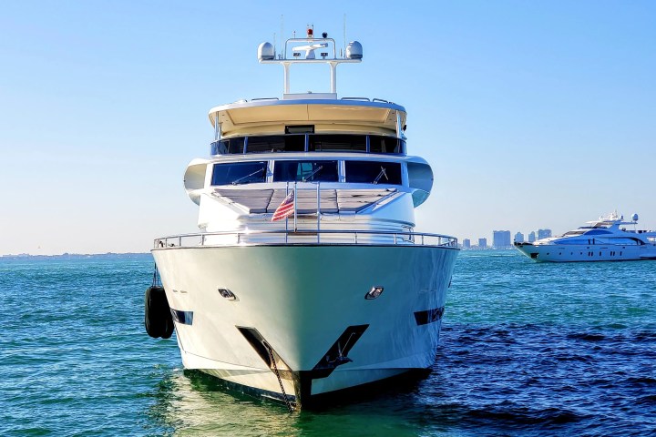 110' Horizon - Yacht Rental in Miami Beach, Florida