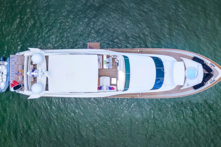 100' Dominator - Yacht Rental in Miami Beach, Florida