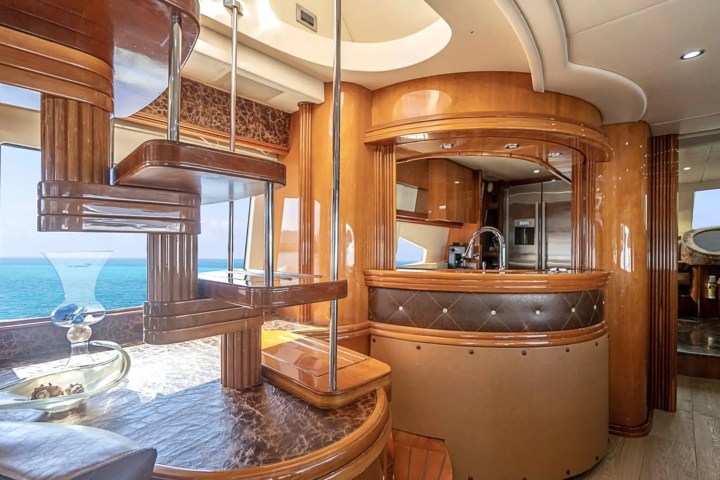 85′ Azimut sunset cruise Miami – image 08