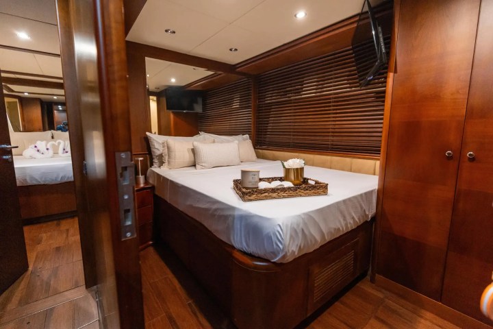 100' Azimut - Yacht Rental in Miami, Florida