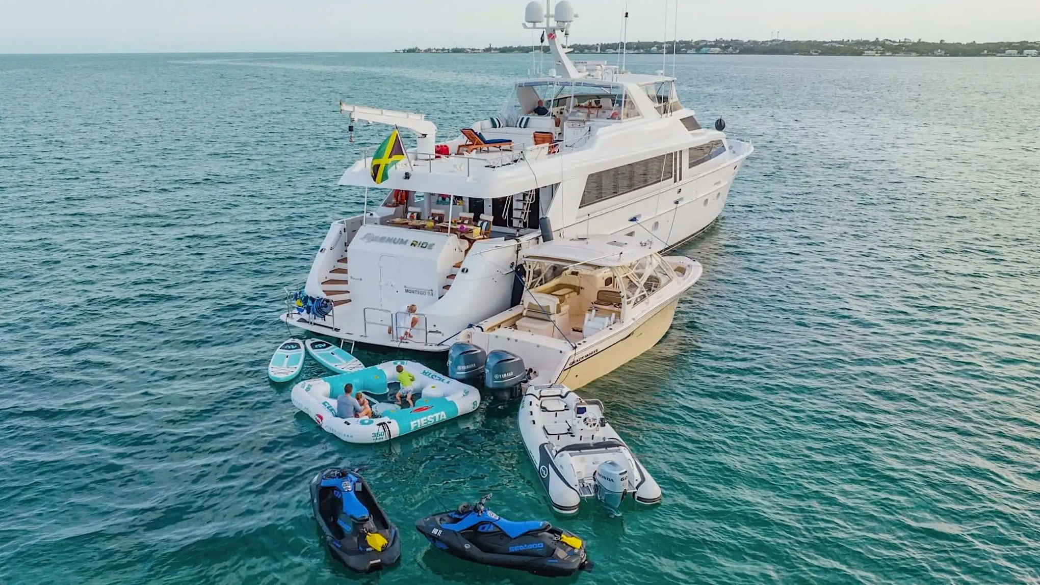 102′ Hatteras guest cabin Nassau