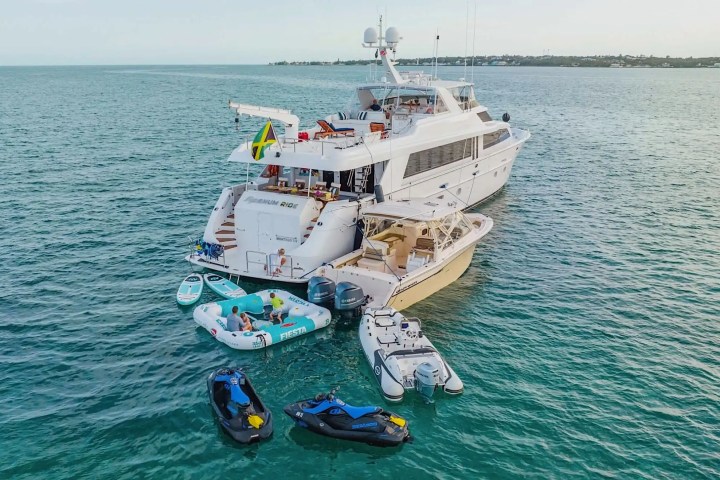 102′ Hatteras guest cabin Nassau